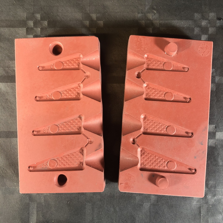 TRIANGLE LEAD MOLD (PALLET LEAD)