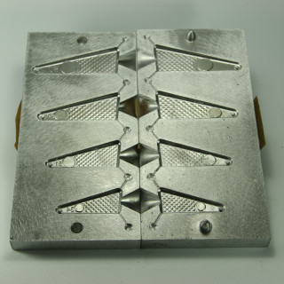 MOULE A PLOMB TRIANGLE 34 A 82 G
